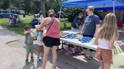 Families grab a meal in Eudora